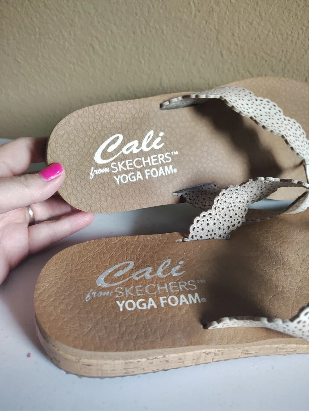 Skechers Cali Yogo Foam Thong Slip On Sandals Sz 10/11 Perforated Cream Upper